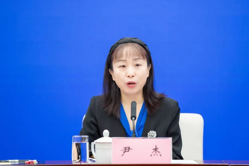 尹杰介绍中国外文局等单位参与图书文化周情况