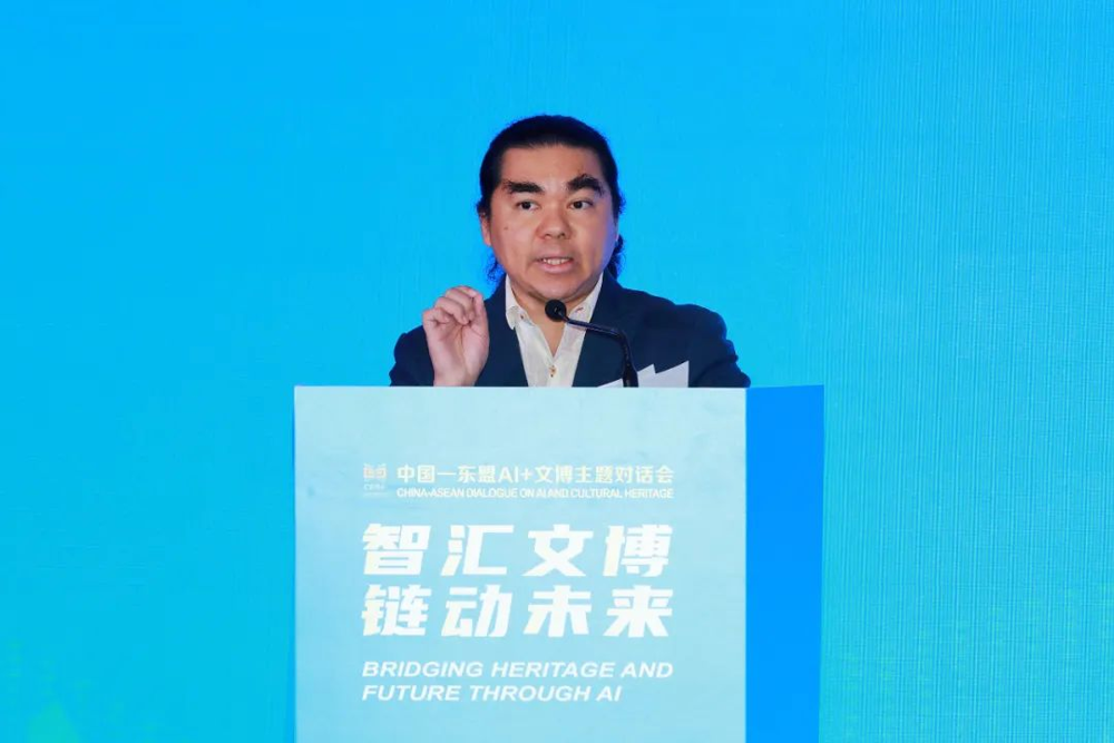 泰国出版商与书商协会执行委员会委员安努拉克·基特帕博恩他维作主题发言